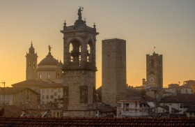 Skyline van Bergamo vanaf Rocco di Bergamo