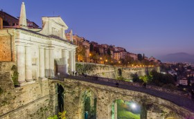 Porta S. Giacomo in Bergamo bij Nacht