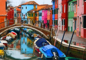 Kanaal in Burano met gekleurde huisjes