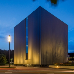 Cube Design Museum als deel van het Continium Museum tijdens het blauwe uur