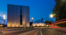 De Cube van het Continium Museum in de voorgrond