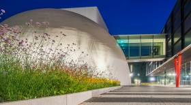 Hoofddoorgang van het Continium Discovery Center in Kerkrade bij nacht