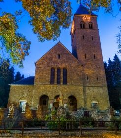 Heilig Hart van Jezuskerk vooraanzicht bij nacht