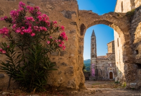 Agios Spyridon Kerk in Oud Kardamili door een boog gezien