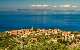 Kardamili Panorama met Koroni in de achtergrond