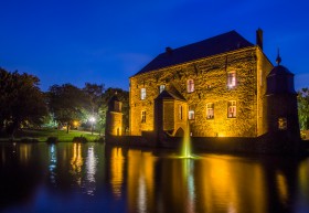 Kasteel Erenstein tijdens het blauw uurtje aan het begin van de nacht