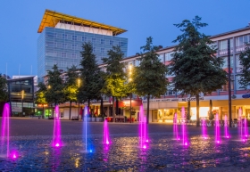 Marktplein in Kerkrade met de prachtig verlichte fontein in de avond