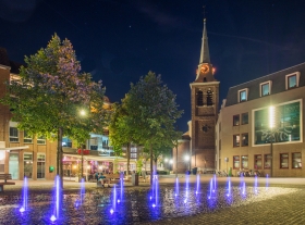De Markt in Kerkrade met fonteintjes en de Sint-Lambertuskerk in de achtergrond