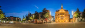 Panorama van de Markt in Kerkrade 's nachts