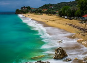 Wellengang am Strand von Mikro