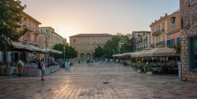 Syntagmaplein van Nafplio kort voor zonsondergang