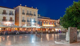 Tavernes bij nacht aan het Syntagmaplein in Nafplio
