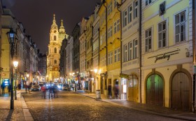 Sint-Nicolaaskerk in Praag bij nacht