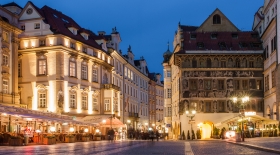 Haus zur Minute Prag bei Nacht