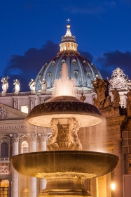 Brunnen am Petersplatz bei Nacht