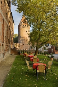 Innenhof des Schloss Tangermünde mit Gefängnisturm