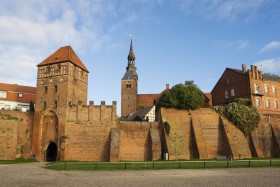 Tangermünde oud stadsteel met stadsmuur ein Stephanskerk