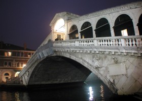 Rialto brug in Venetië in het donker