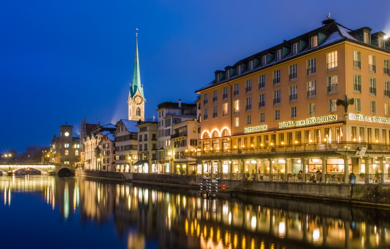 Zuerich Limmatufer mit Hotel zum Storchen FrauMuenster und Muensterbruecke