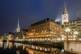 Zuerich Limmatufer mit Hotel zum Storchen FrauMuenster und Sankt Peter