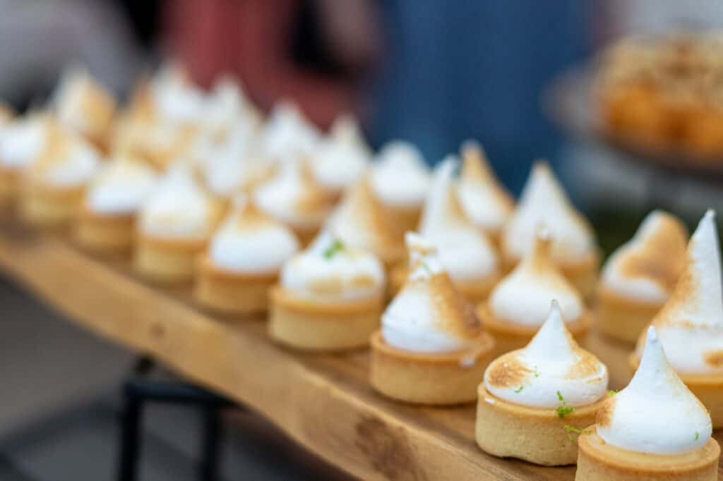 Fingerfood-menu med risottokugle, sashimi tun, wrap med laks, unghane, gule beder med bacon og citrontærte med marengs