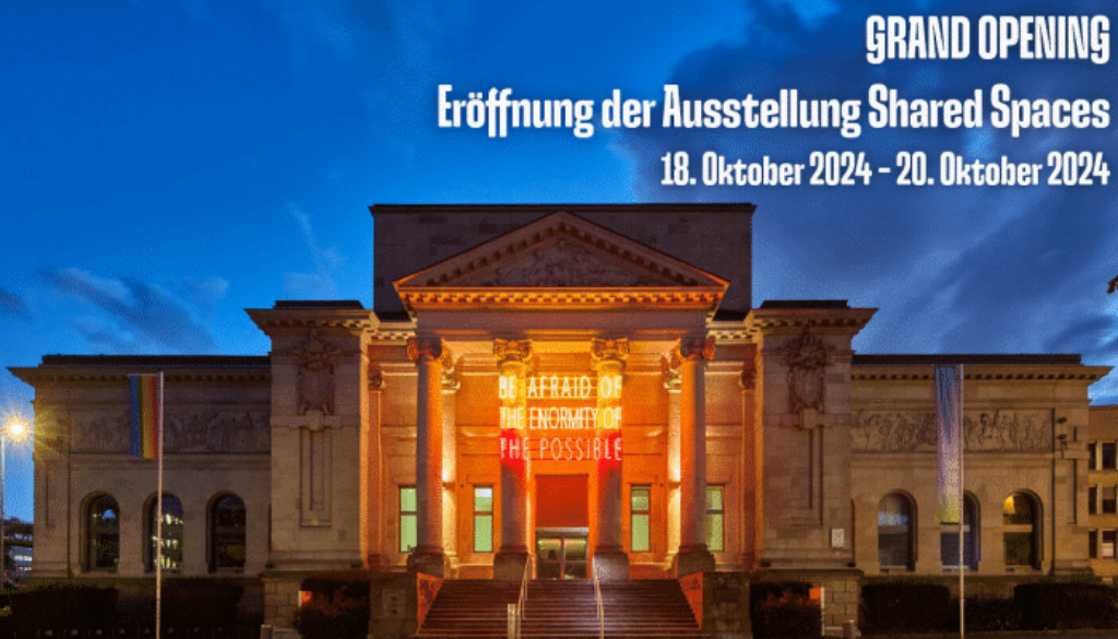 Kunsthalle-Barmen-–-Ausstellungen-in-der-Kunsthalle-und-Veranstaltungen-des-LAB.-Wuppertal-Barmen-720x505 Erleuchtete Ruhmeshalle am Abend, Schriftzug "Grand Opening Eröffnung der Ausstellung Shared Spaces 18. Oktober 2024- 20. Oktober 2024