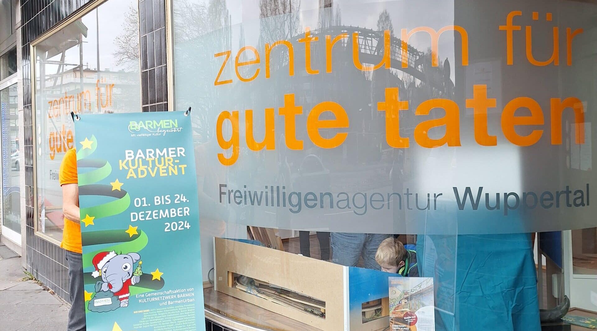 Kulturadvent 2024-12-05 Zentrum für gute Taten 1 ©Roland Röser Banner des Barmer Kulturadvents vor dem Eingang des Zentrums für gute Taten