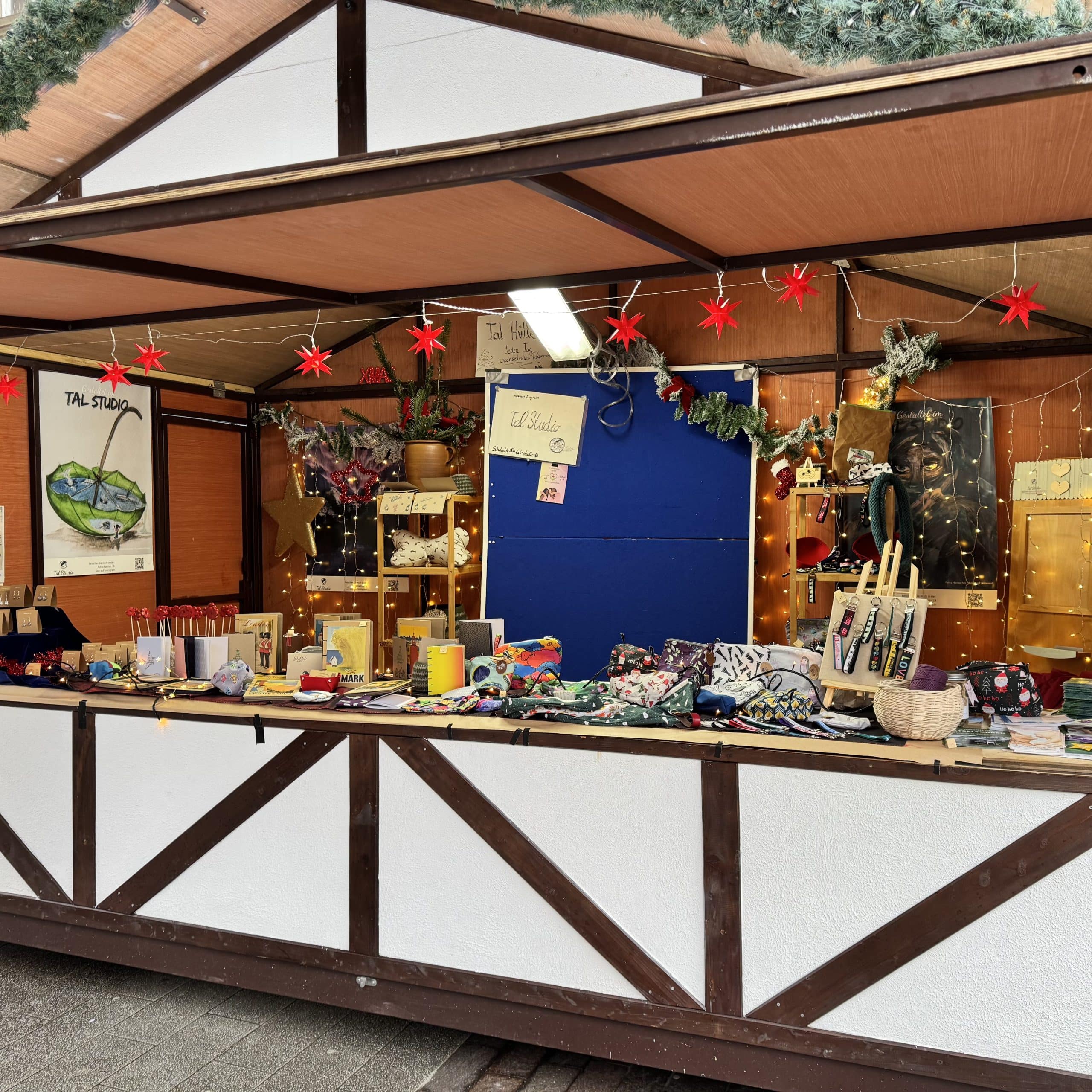 Weihnachtsmarkthütte mit Kunsthandwerk