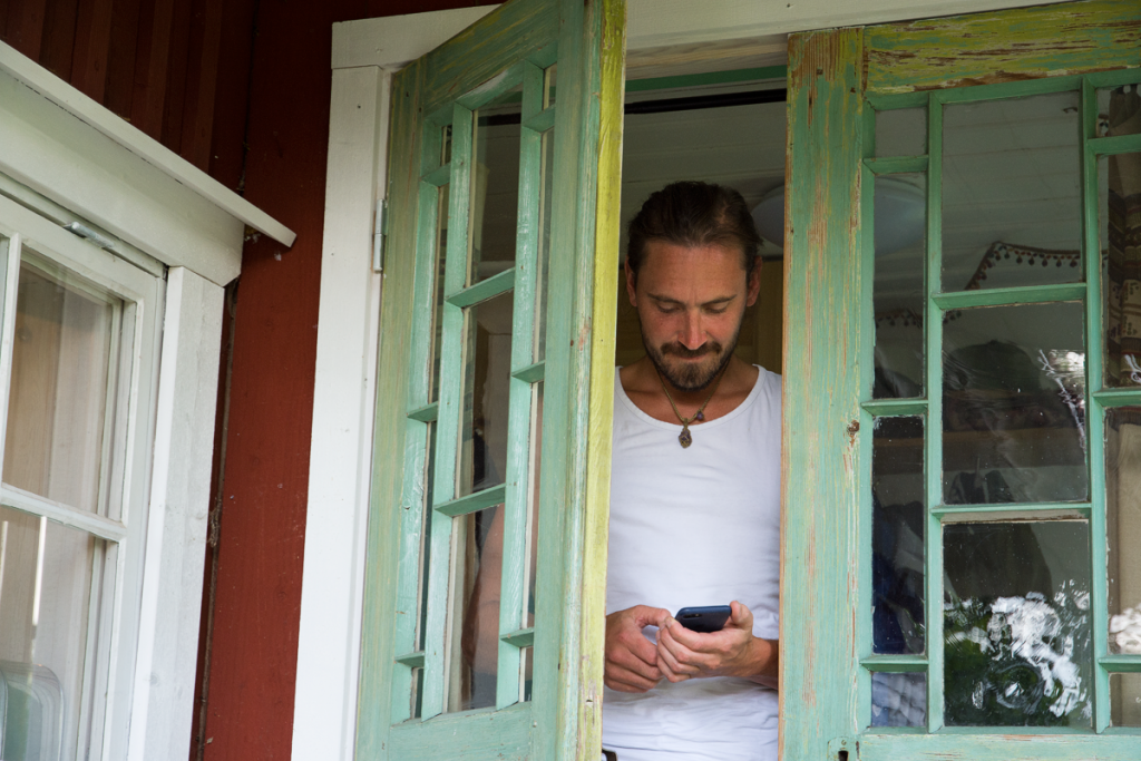 Kristoffer Kabell står innanför de grönmålade dörrarna på sitt hus.
