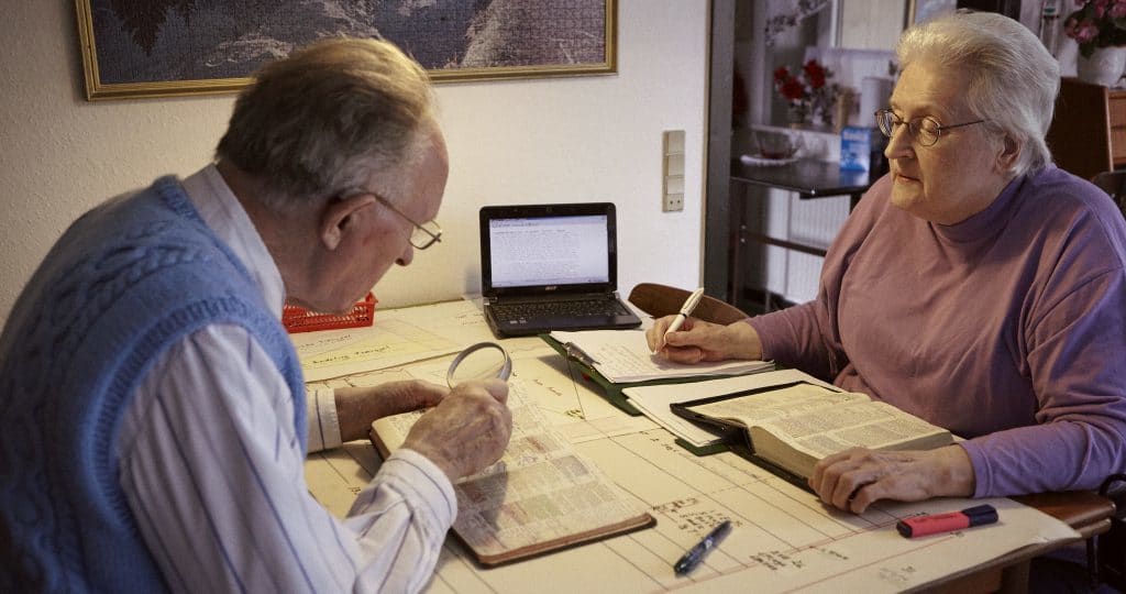 dommedag-hans-og-esther-ved-skrivebord