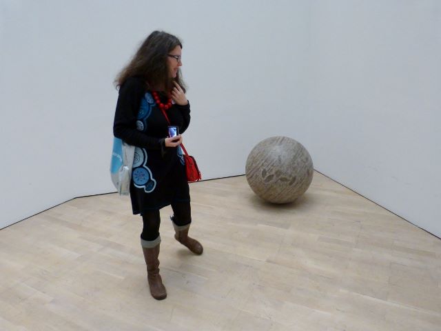Isabelle Spicer mit "360º Presence" von Jeppe Hein im Kunstmuseum Wolfsburg am 12.11.2015. Foto © Urszula Usakowska-Wolff