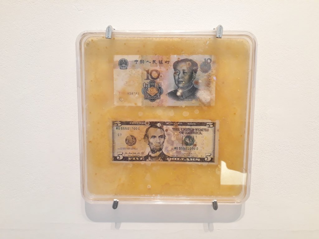 Ken Rinaldo, Borderless Bacteria / Colonialist Cash, Ausstellungsansicht, Art Laboratory Berlin, 2020. Foto © Urszula Usakowska-Wolff