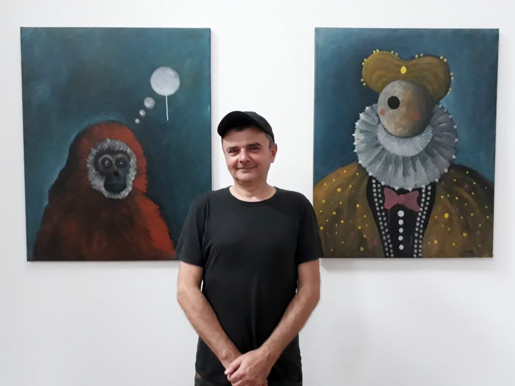 Andrzej Koston, Projektraum art.endart, 10.09.2021. Links: Der erste Gedanke; rechts: Frau im mittleren Alter, Öl auf Leinwand, je 80 x 100 cm.  Foto © Urszula Usakowska-Wolff