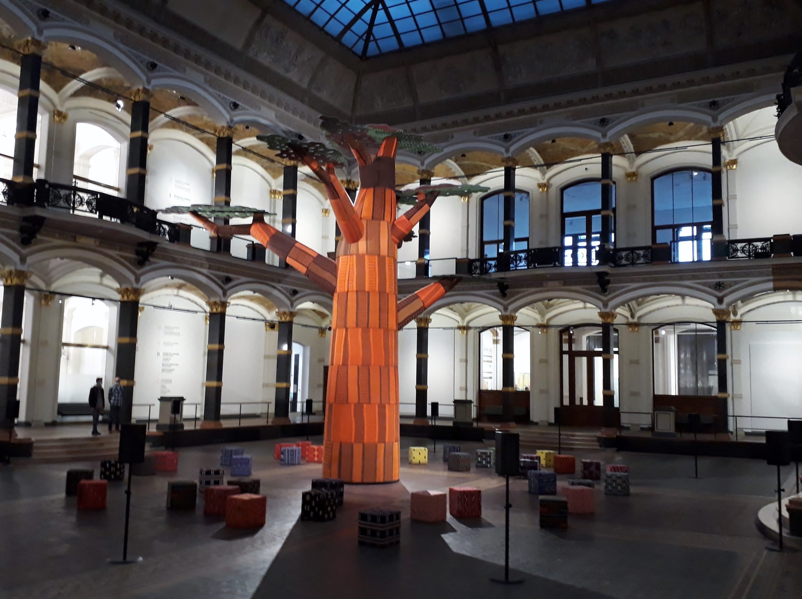 Es steht ein Baum im Gropius Bau: »Ámà« von Emeka Ogboh