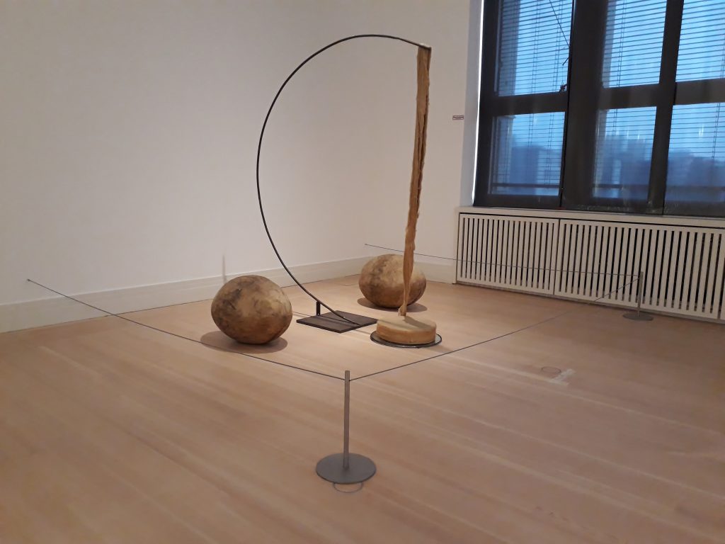 Louise Bourgeois, Needle (Fuseau), 1992. Installationsansicht Gropius Bau. Foto: Urszula Usakowska-Wolff