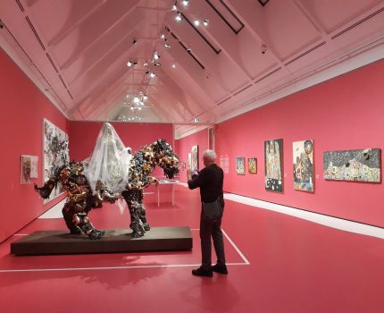 Niki de Saint Phalle in der SCHIRN: Kunst ohne Kanten im knalligen Ambiente
