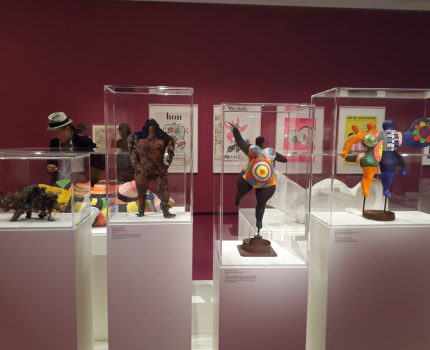 Spektakularna sztuka bez kantów: Okrągłe i ogromne dzieła Niki de Saint Phalle