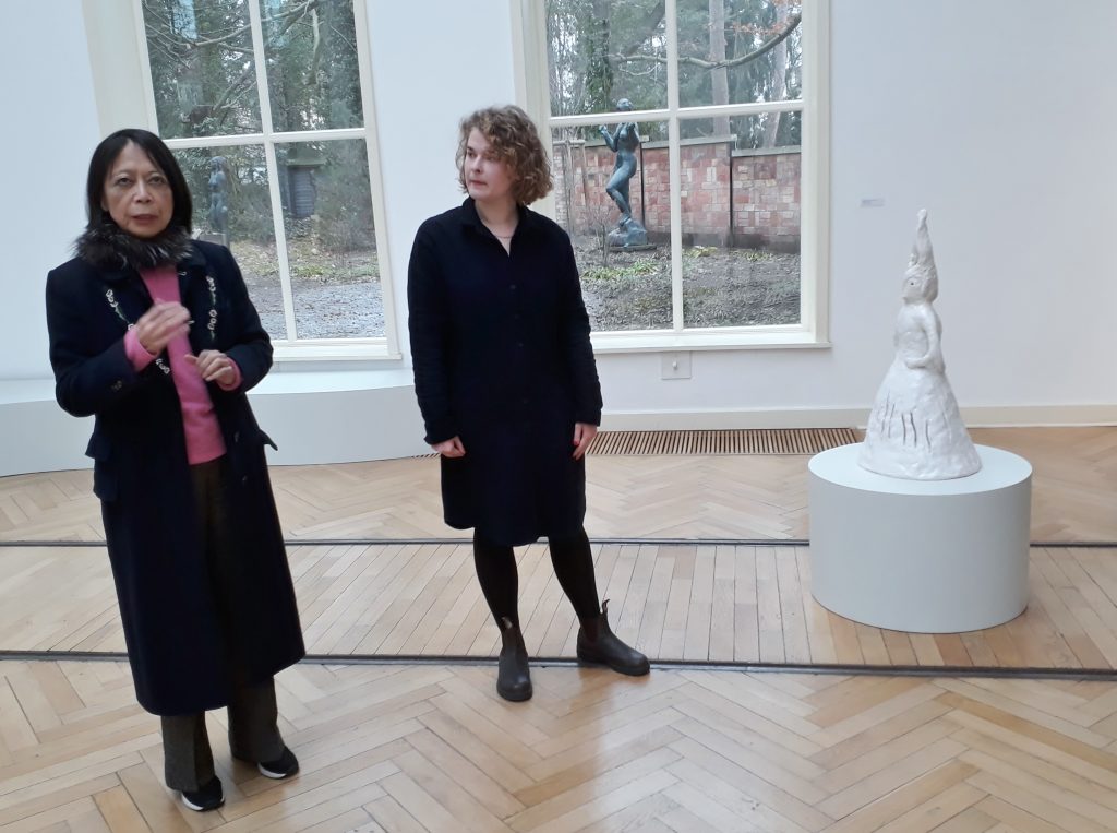 Leiko Ikemura und Kuratorin Elisabeth Heymer, 20.01.23, Ausstellung „Witty Witches“, Georg-Kolbe-Museum. Foto © Urszula Usakowska-Wolff
