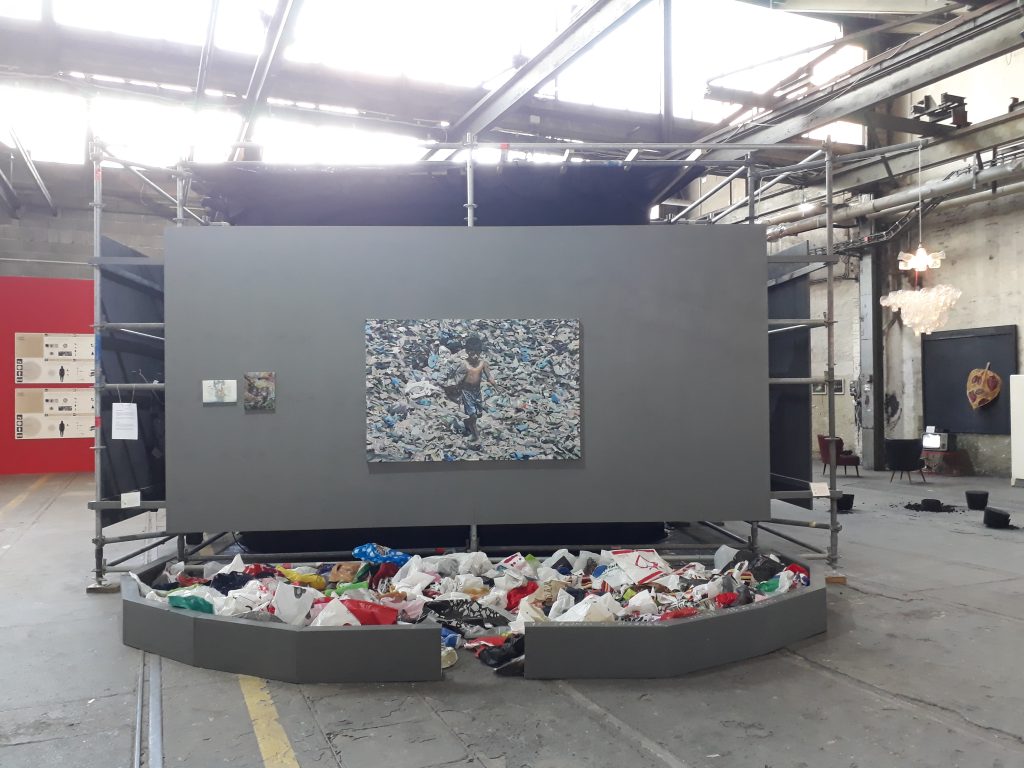 Dodi Reifenberg, Green-Bag-Movement, 2010, Installation mit Plastiktüten aus der ganzen Welt und Untitled, Collage mit Plastikschnipseln, 2010. Foto © Urszula Usakowska-Wolff