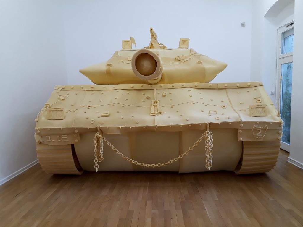 Dina Shenhav, Merkava, 2019, Schaumstoff über Holzkonstruktion, 300 x 360 x 400 cm. Foto © Usakowska-Wolff