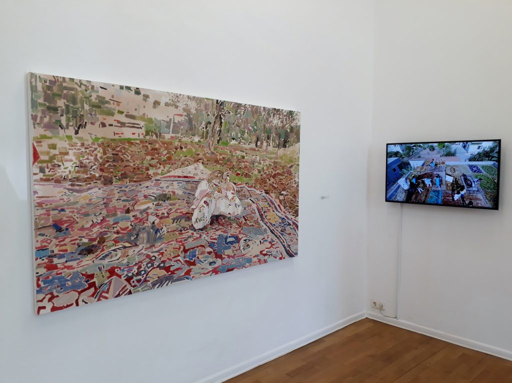 Fatma Shanan, Ohne Titel, 2020, Öl auf Leinwand, 120 x 200 cm, und rechts Video. Foto © Urszula Usakowska-Wolff