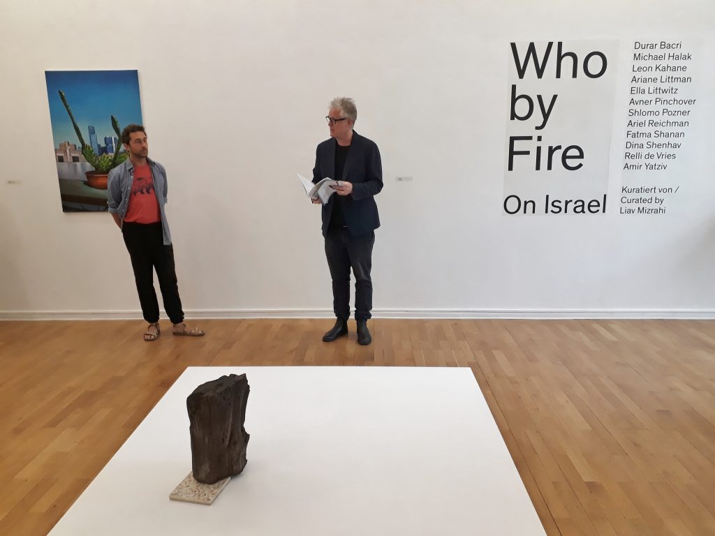 Who by Fire. On Israel, Vernissage, Liav Mizrahi, Kurator (links) und Dr. Marc Wellmann, 8.06.2023. Foto © Urszula Usakowska-Wolff