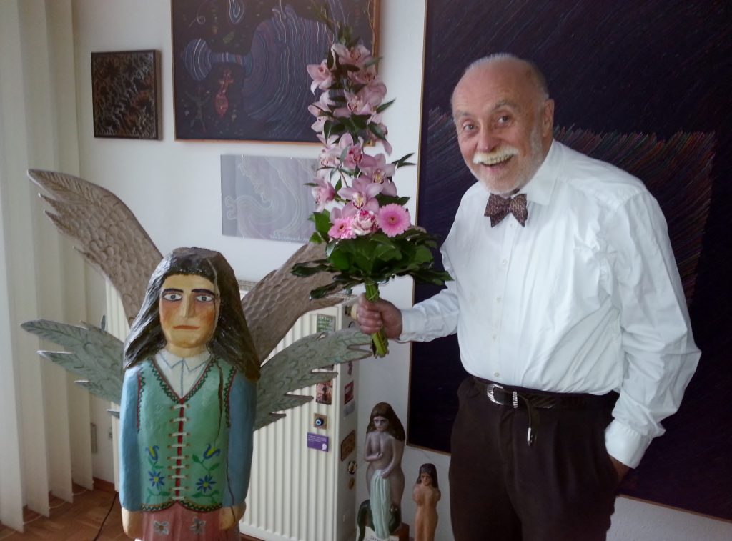 Manfred Wolff mit kaschubischem Cherub und Orchidee, 2017. Foto © Urszula Usakowska-Wolff