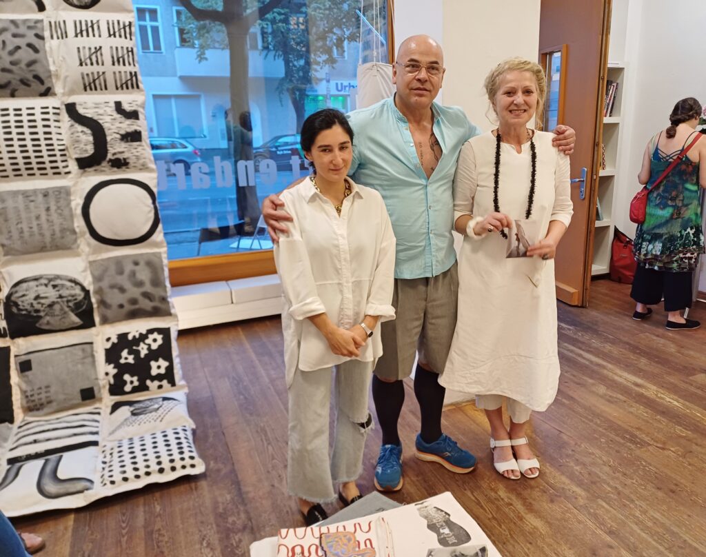 Constanza Carvajal (l.), Krzysztof Leon Dziemaszkiewicz und Lucyna Viale, Eröffnung der Ausstellung cantos blandos Projektraum art.endart, 30.08.2024. Foto © Urszula Usakowska-Wolff