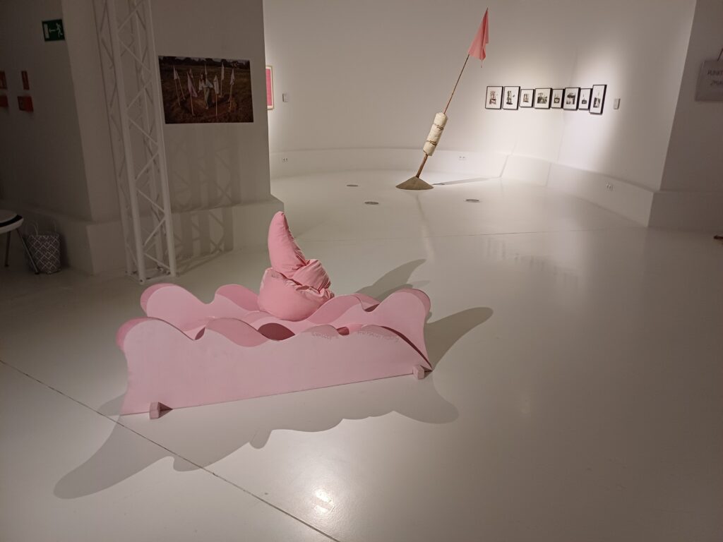 Maria Pinińska-Bereś, Venus aus Meerschaum (vorn), 1977. Ausstellung im Vier-Kuppeln-Pavillon, 2024. Foto Urszula Usakowska-Wolff