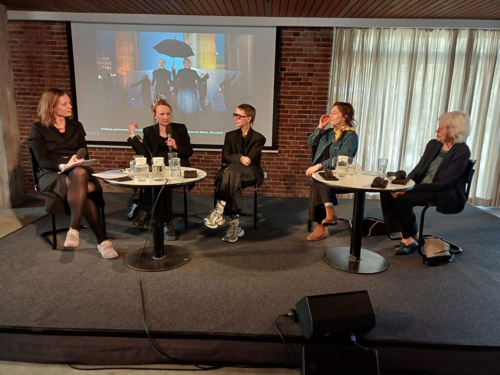 Debatte »The role of women in political change« mit Dr. Karolina Golimowska (l), Anna Krenz, Weronika Adamowska, Anna Smolar, Nele Hertling. Foto © Urszula Usakowska-Wolff