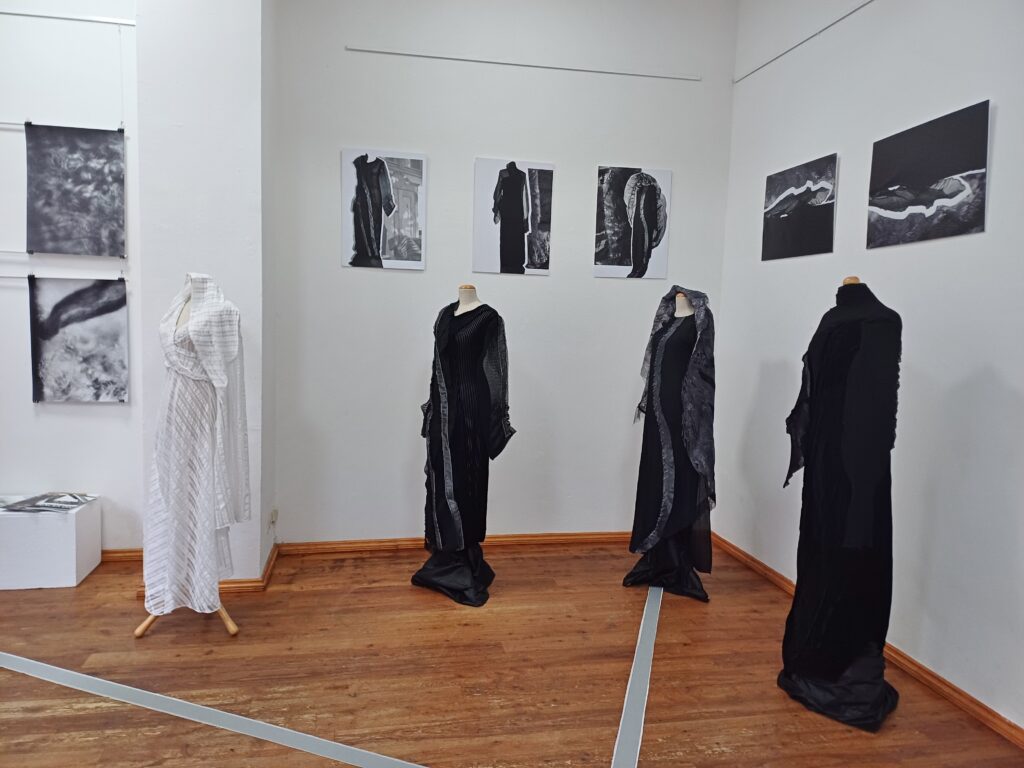 Monika Kostrzewa, „Formy i struktury / Linia czasu”, Projektraum art.endart, Berlin, 27.06.2026. Foto © Urszula Usakowska-Wolff