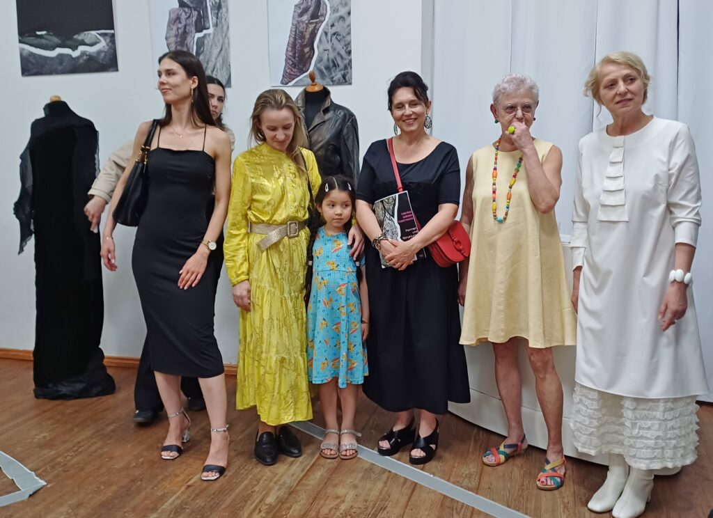 Lucyna Viale (z prawej strony), Urszula Usakowska-Wolff, Maria Kostrzewa, Eleonora Hebisz, Maria Eleonora Hebisz, Adrianna, za nią Olga Kostrzewa. Foto © Krystyna Koziewicz