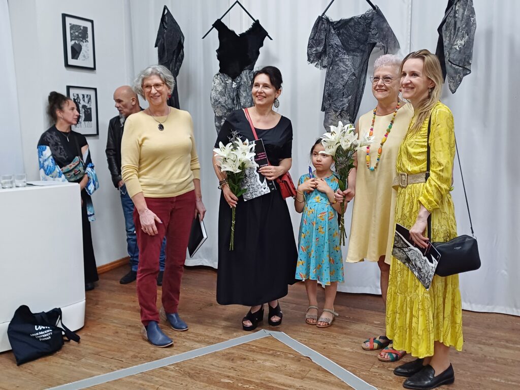 Maria Eleonora Hebisz (z prawej), Urszula Usakowska-Wolff, Eleonora Hebisz, Monika Kostrzewa, Ewa Maria Patané. Z tyłu: Leila Kundráth i Susan Red. Foto © Krystyna Koziewicz