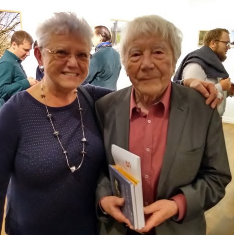 Tadeusz Rolke mit Urszula Usakowska-Wolff in der Ausstellung „Hin und zurück“ am 6. November 2019. Foto ©Hartwig Zillmer
